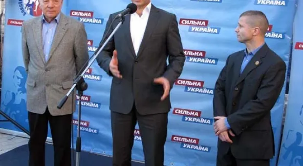 Тигипко открыл в Севастополе «Школу бокса братьев Сидоренко»