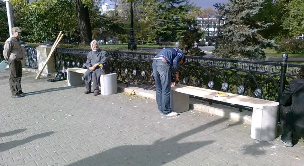 4 ноября семеро активистов ОО «Развитие Севастополя» установили три новые скамейки на остановке «пл. Нахимова»