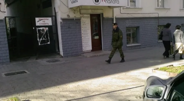 В Севастополе на лобовом стекле припарковавшегося на центральной улице «Мерседеса» написали: «Это заезд!»