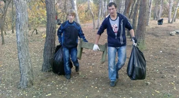 13 ноября активисты ОО «Развитие Севастополя» совместно с учениками высшего профессионального училища №3 убрали от мусора парк на проспекте Победы
