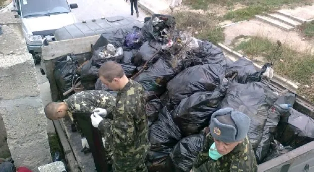 Активисты ОО «Развитие Севастополя» совместно с солдатами в/ч А4515 ликвидировали крупную свалку в Любимовке