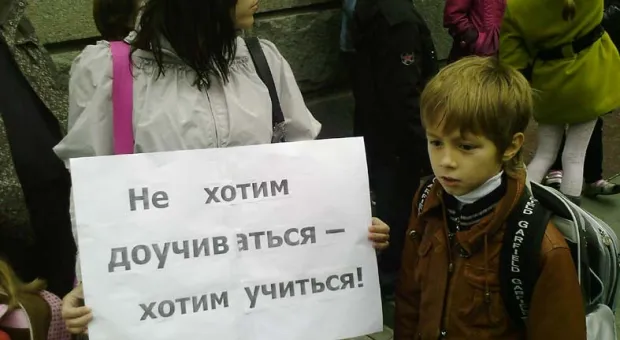 В Севастополе перед зданием городского совета родители и дети протестовали против намерения властей перепрофилировать здание начальной школы в детский сад