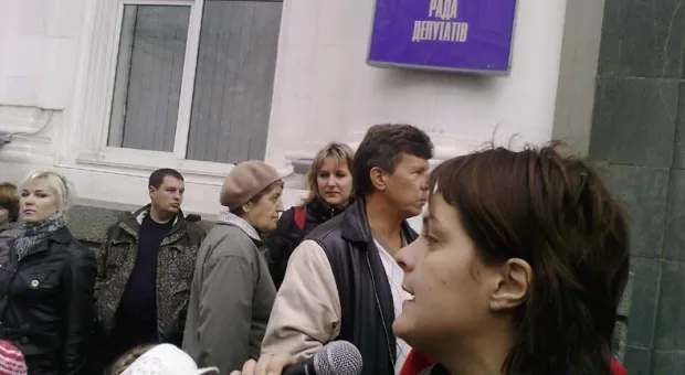 В Севастополе перед зданием городского совета родители и дети протестовали против намерения властей перепрофилировать здание начальной школы в детский сад