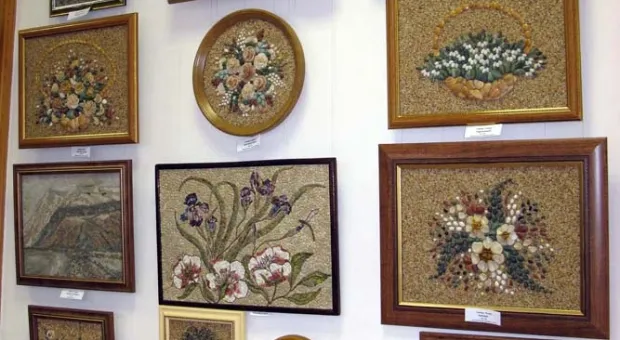 В севастопольском Доме Москвы открылась удивительная выставка - «Новый год, как подарок!»