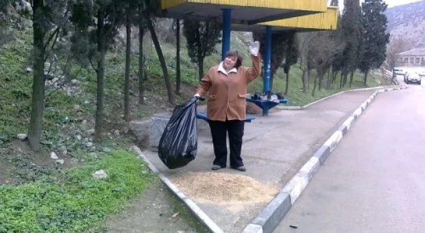 19 января активисты ОО "Развитие Севастополя" убрали от мусора участок у памятника Крестовского в Балаклаве
