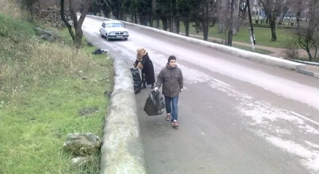 19 января активисты ОО "Развитие Севастополя" убрали от мусора участок у памятника Крестовского в Балаклаве
