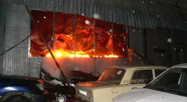 В Севастополе более шести часов горело промышленно-складское здание
