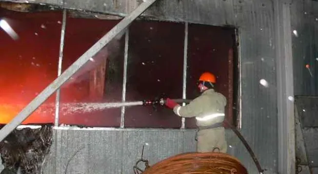 В Севастополе более шести часов горело промышленно-складское здание