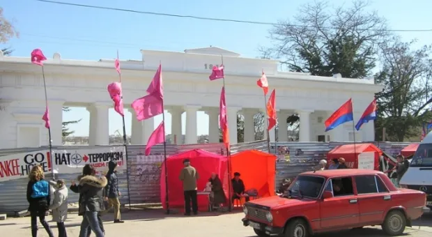 Протесты против пребывания американского крейсера в Севастополе продолжаются