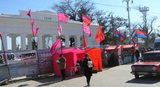 Протесты против пребывания американского крейсера в Севастополе продолжаются
