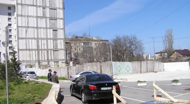 В Севастополе жильцы выступили против постройки корпуса своего же дома. Камень преткновения – детская площадка