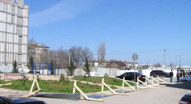 В Севастополе жильцы выступили против постройки корпуса своего же дома. Камень преткновения – детская площадка