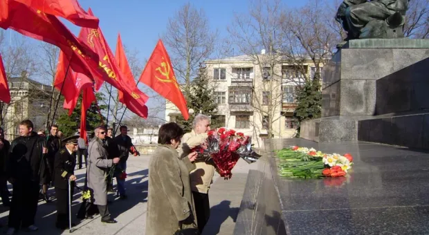В Севастополе традиционным возложением цветов напомнили о дне рождения Ленина