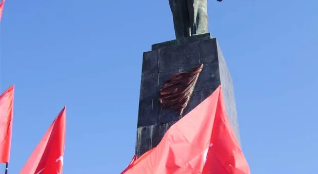 В Севастополе традиционным возложением цветов напомнили о дне рождения Ленина