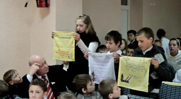 Севастопольцы приняли участие во всеукраинской патриотической акции «Платок памяти»