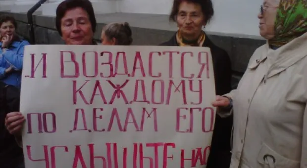 Члены католической общины Севастополя встретили депутатов горсовета пикетом