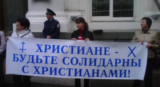 Члены католической общины Севастополя встретили депутатов горсовета пикетом