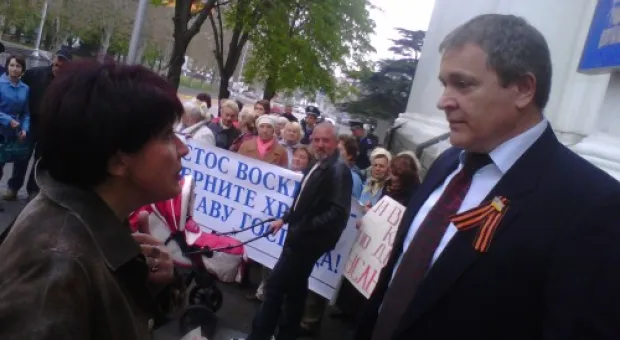 Члены католической общины Севастополя встретили депутатов горсовета пикетом
