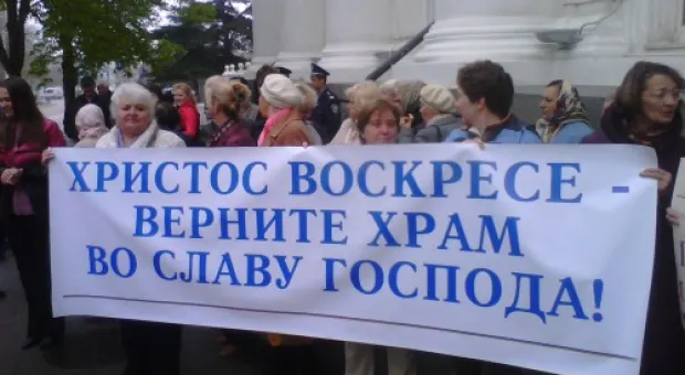 Члены католической общины Севастополя встретили депутатов горсовета пикетом