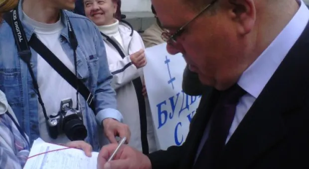 Члены католической общины Севастополя встретили депутатов горсовета пикетом