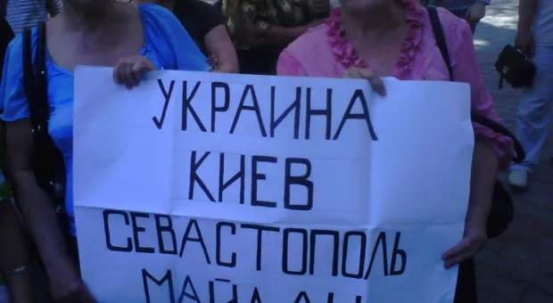 Пикету предпринимателей «Украина — Киев — Севастополь — Майдан» перед зданием СГГА чуть не помешал детский парад
