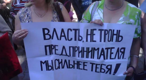 Пикету предпринимателей «Украина — Киев — Севастополь — Майдан» перед зданием СГГА чуть не помешал детский парад