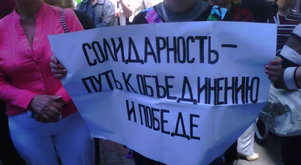Пикету предпринимателей «Украина — Киев — Севастополь — Майдан» перед зданием СГГА чуть не помешал детский парад