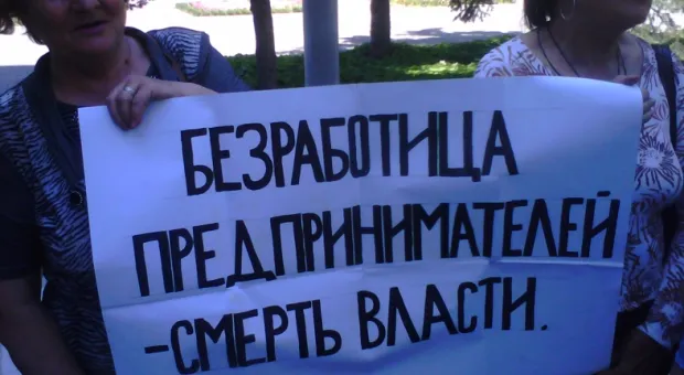 Пикету предпринимателей «Украина — Киев — Севастополь — Майдан» перед зданием СГГА чуть не помешал детский парад