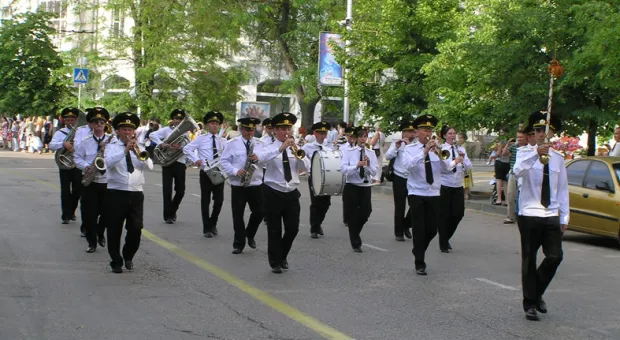 Вчера в Севастополе в рамках фестиваля «Война и Мир» прошел марш-парад военных оркестров Sevastopol Military Tattoo