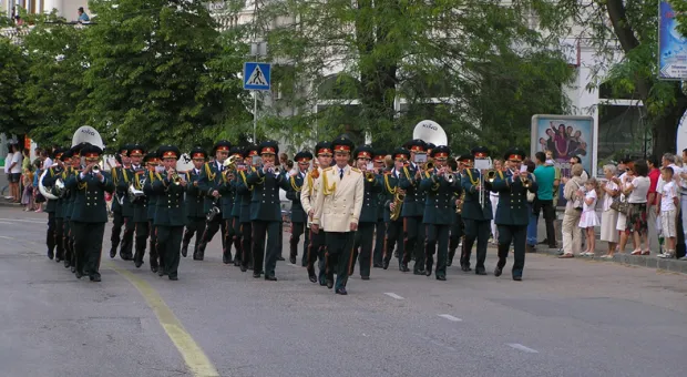 Вчера в Севастополе в рамках фестиваля «Война и Мир» прошел марш-парад военных оркестров Sevastopol Military Tattoo