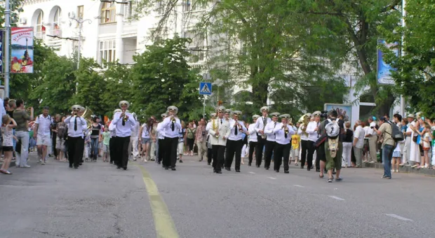 Вчера в Севастополе в рамках фестиваля «Война и Мир» прошел марш-парад военных оркестров Sevastopol Military Tattoo