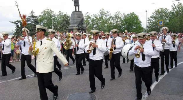 Вчера в Севастополе в рамках фестиваля «Война и Мир» прошел марш-парад военных оркестров Sevastopol Military Tattoo