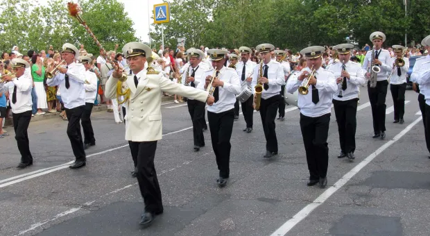 Вчера в Севастополе в рамках фестиваля «Война и Мир» прошел марш-парад военных оркестров Sevastopol Military Tattoo