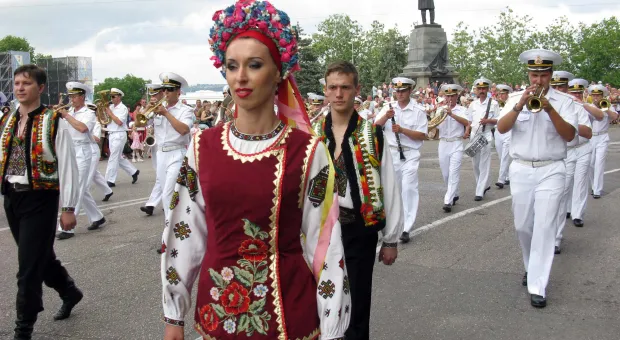 Вчера в Севастополе в рамках фестиваля «Война и Мир» прошел марш-парад военных оркестров Sevastopol Military Tattoo