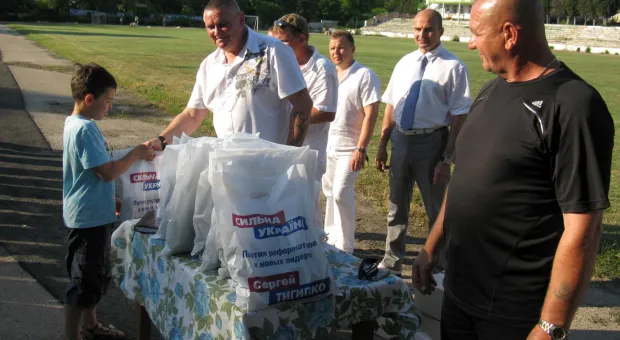 Юные футболисты получили в подарок новую форму от "Сильной Украины"