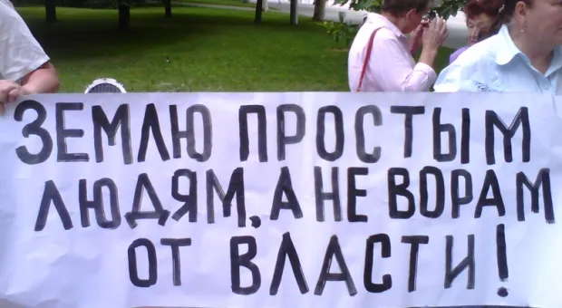 В Севастополе одним пикетом заявили о земельном и строительном беспределе, уничтожении скорой помощи, нуждах многодетных семей и потребовали отставки Пологова