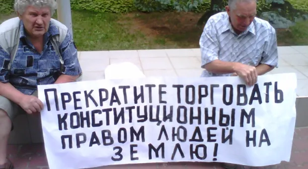 В Севастополе одним пикетом заявили о земельном и строительном беспределе, уничтожении скорой помощи, нуждах многодетных семей и потребовали отставки Пологова
