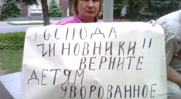 В Севастополе одним пикетом заявили о земельном и строительном беспределе, уничтожении скорой помощи, нуждах многодетных семей и потребовали отставки Пологова