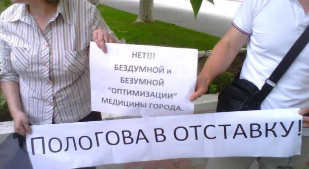 В Севастополе одним пикетом заявили о земельном и строительном беспределе, уничтожении скорой помощи, нуждах многодетных семей и потребовали отставки Пологова