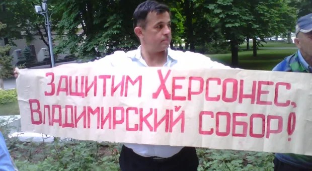 В Севастополе одним пикетом заявили о земельном и строительном беспределе, уничтожении скорой помощи, нуждах многодетных семей и потребовали отставки Пологова