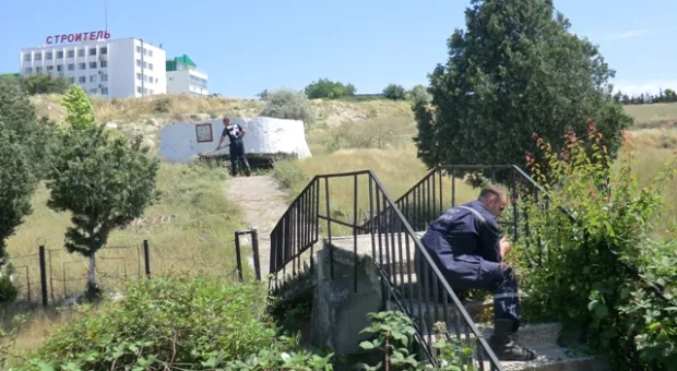Севастопольские пожарные привели в порядок памятник участнику боевых действий и ДОТ № 34