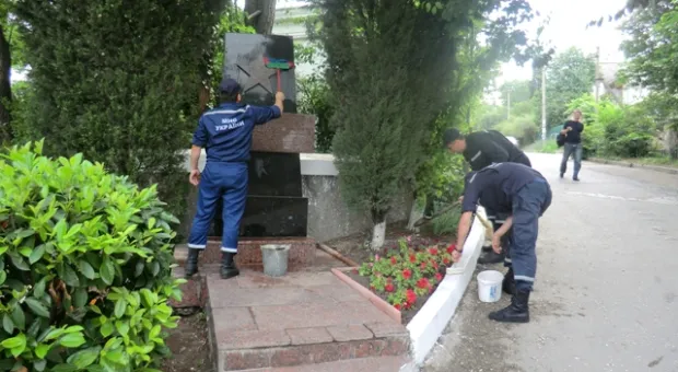 Севастопольские пожарные привели в порядок памятник участнику боевых действий и ДОТ № 34