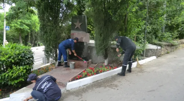 Севастопольские пожарные привели в порядок памятник участнику боевых действий и ДОТ № 34