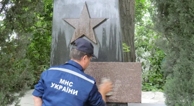 Севастопольские пожарные привели в порядок памятник участнику боевых действий и ДОТ № 34