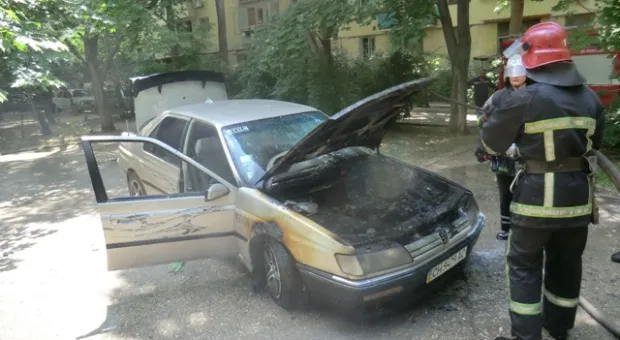 В Севастополе после технического обслуживания загорелась машина
