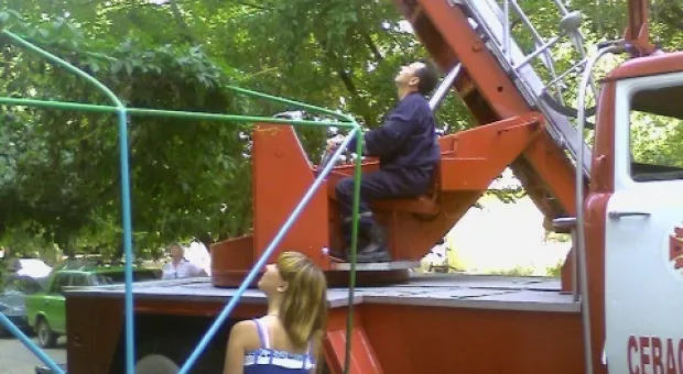В Севастополе в очередной раз вызволяли из запертой квартиры малыша. Двухлетний мальчик сам захлопнул дверь