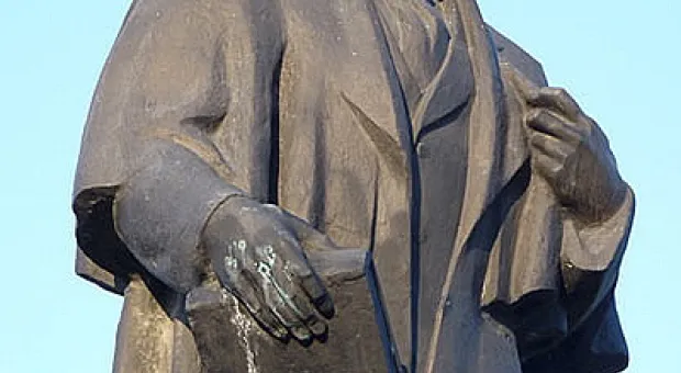Памятник Тарасу Шевченко не выдержал климата Севастополя. Монумент разъедает ржавчина