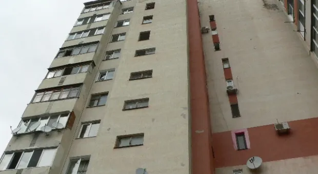В Севастополе горел 12-этажный дом. 12 человек, включая троих детей, были эвакуированы