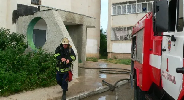 В Севастополе горел 12-этажный дом. 12 человек, включая троих детей, были эвакуированы