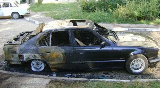 «Москвич» и «BMW»… горят одинаково. Правда, по разным причинам: в Севастополе снова тушили автомобили
